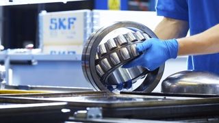 Montering på SKF i Göteborg i vars produktion Rittal har kunnat utvärdera det nya kylaggregatet Blue e+. Resultatet imponerar. Energieffektiviteten förbättrades med 76,5 procent. 