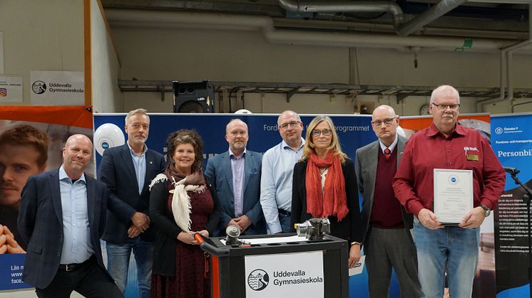 Igår tisdag certifierades fordons- och transportprogrammet till Motorbranschcollege. Från vänster: Jonas Hehrne, Stefan Einarsson,Camilla Olsson, Staffan Lindroos, Lars Andersen, Maria Sjölin Karlsson, Stefan Sjöqvist och Anders Wass.