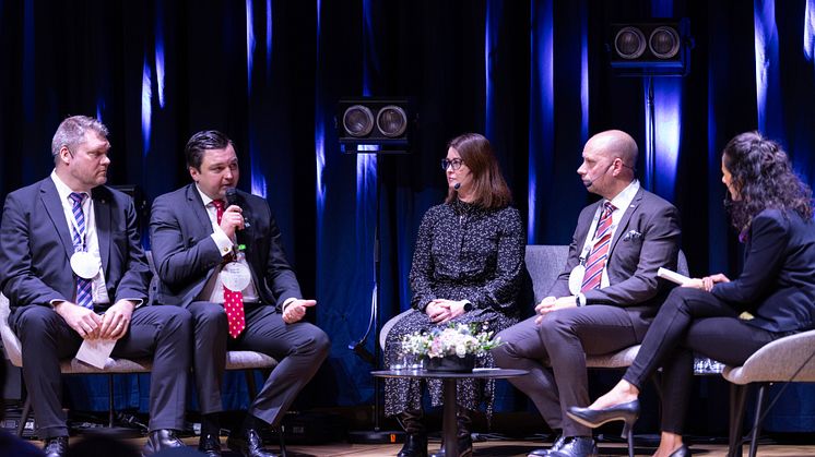 Hans Lindberg (S), kommunalråd, Umeå kommun, i samtal med Mikko Savola, riksdagsledamot och tidigare försvarsminister i Finland, Joakim Strand, riksdagsledamot från Vasa, Finland, och Åsa Ågren Wikström (M), vice ordförande i Kvarkenrådet.