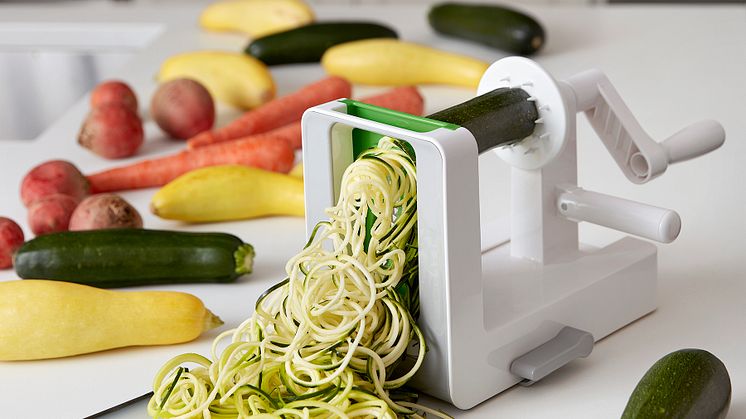 Med Spiralizer grönsakssvarv kan du enkelt göra nudlar av nästan vilka grönsaker och frukter som helst.