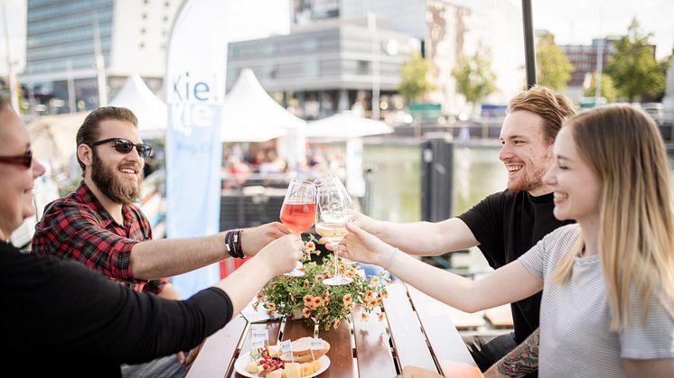 Mit Freunden den Tag am Bootshafen genießen - bei gutem Wein und kräftigem Käse