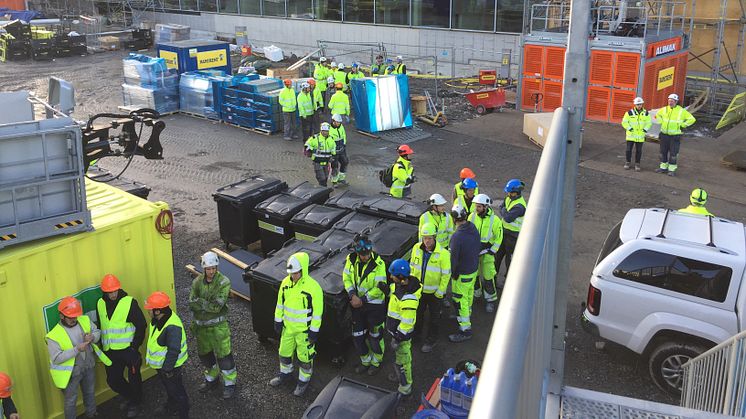 Yrkesarbetare från NCC köar för att få en tallrik gulaschsoppa 