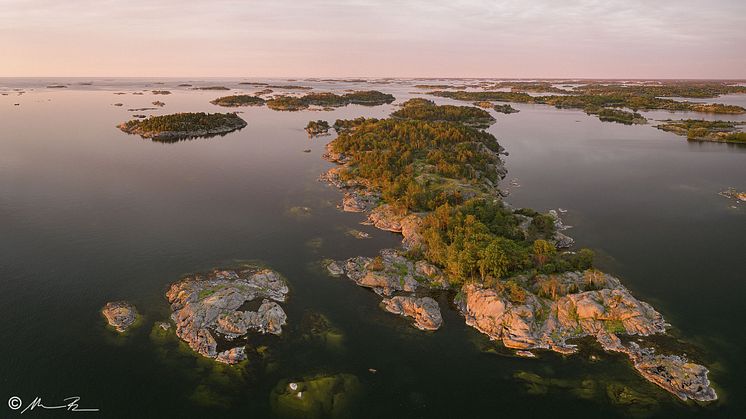 Vy över Bergön och vackra Sankt Anna skärgård