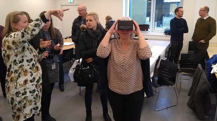 Brugerproces med virtual reality på DTU Kemiteknik giver et meget realistisk helhedsindtryk af det kommende byggeri. Med VR-brillerne på kan man nemlig bevæge sig fra rum til rum, opleve projektet 1:1 og se det 360 grader rundt. Foto: DTU Kemiteknik.