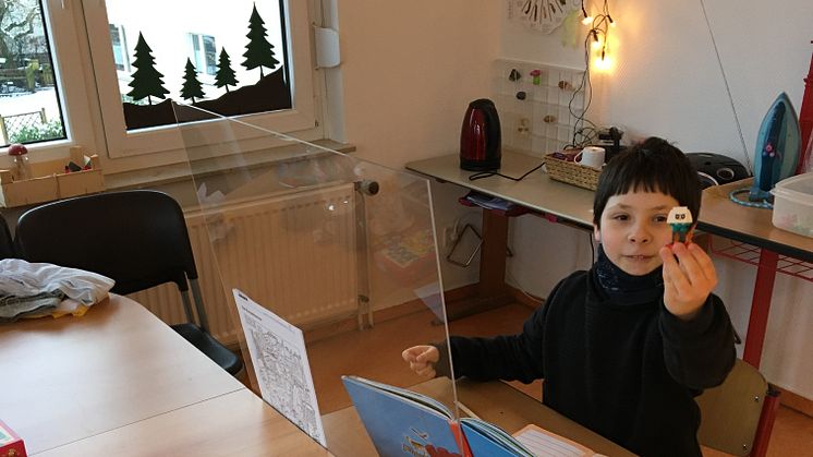 Für diejenigen Schüler, die das Präsenzangebot wahrnehmen, hat das Team der Dietrich-Bonhoeffer-Schule als zusätzlichen Infektionsschutz Plexiglas-Platten für die Schülertische gebaut.