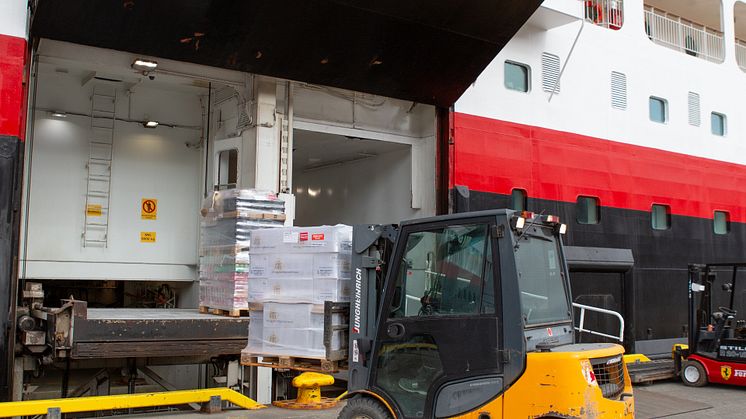 Svalbard_Longyearbyen_TF_cargo_164051_Photo_Jim_Sayer_Hurtigruten.JPG