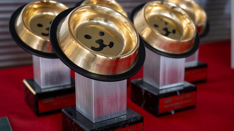 Dans le cadre du premier prix "Engagés pour les animaux", des organisations de protection des animaux ont été honorées par le Maxi Zoo d'Or et soutenues chacune par 5'000 francs de Maxi Zoo.