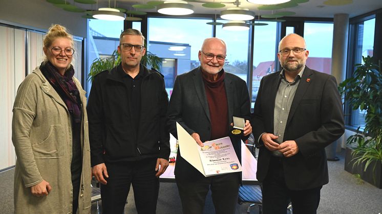 Verabschiedung von Thomas Lenz (v.l.): Ilka Zerche-Roch (künftige Teamleitung der Barnimer Notfallseelsorge), Kreisbrandmeister Sylvio Salvat-Berg, Thomas Lenz und Landrat Daniel Kurth. Foto: Landkreis Barnim/Bachmann