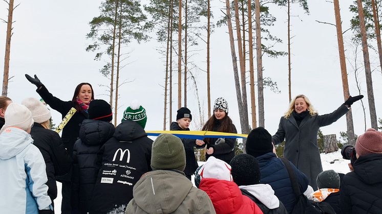 Från vänster: Linda Larsson (s) kommunstyrelsens ordförande, Måns Nilsson och Soz Sandi i årskurs fem samt rektor Anna Fredriksson.