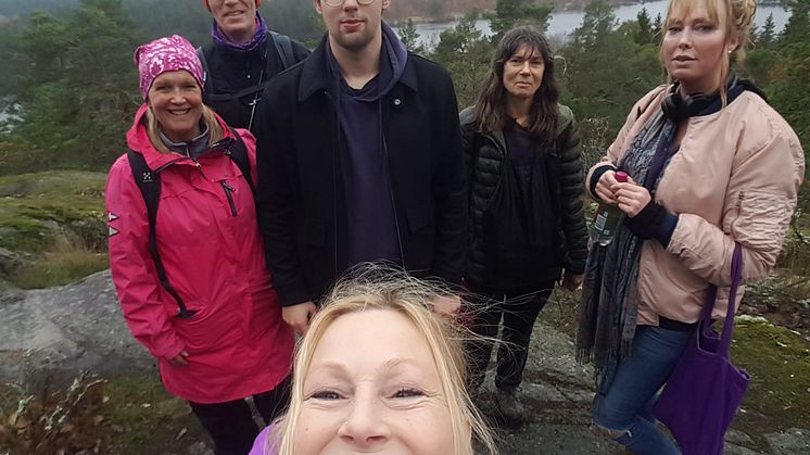 På bilden Veronica Pålsson, Gustav Rehnby, Erik Wåhlberg, Rosemarie Bornelöv, Anna Morlin och i förgrunden Lou Rehnlund från Hjärnkoll Stockholm.