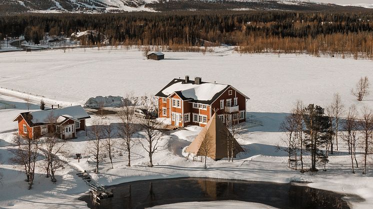 Aurora Estate sijaitsee Ylläsjärven rannalla, lähellä hiihtokeskusta.