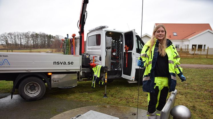 Laura Karlsson,  drifttekniker på avdelning Avloppsrening, ute på uppdrag. Nu kan du också bli en del av vårt glada gäng på NSVA- vi söker flera nya medarbetare. Läs mer på vår karriärsida, jobb.nsva.se