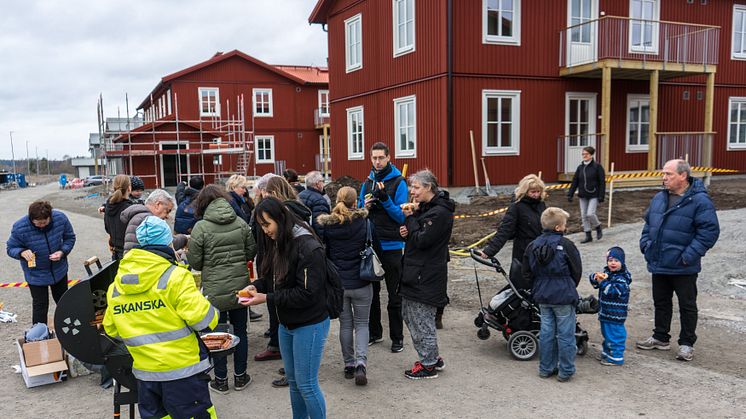 När kunderna i BoKlok Klingan fick besöka byggarbetsplatsen tog produktionschefen fram grillen.