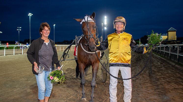 Roger Allercrantz tillsammans med hustrun Marianne som är skötare till SM–hästen Gone. Foto: Mikael Rosenquist