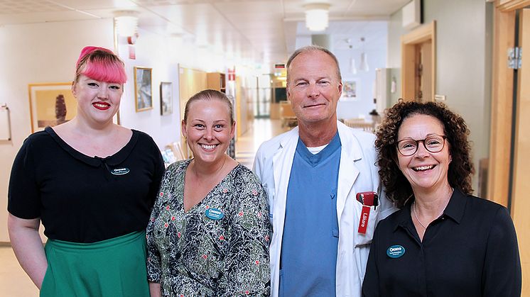 ​Kim Björn, medicinsk sekreterare, Sandra Helenius, sjuksköterska, Håkan Ivarsson, överläkare och Louise Konradsson, enhetschef, lovordar alla det nya arbetssättet vid ronden.