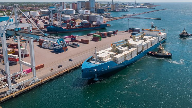 Containerfartyg anlöper Västhamnen i Helsingborgs Hamn