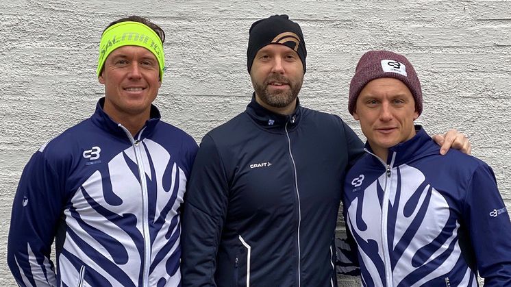 På bilden från vänster: Jonas Colting, triathlonmedaljör. Peter Kvist, VD på Arcona och Jojje Borssén, coach.  Foto: ColtingBorssén