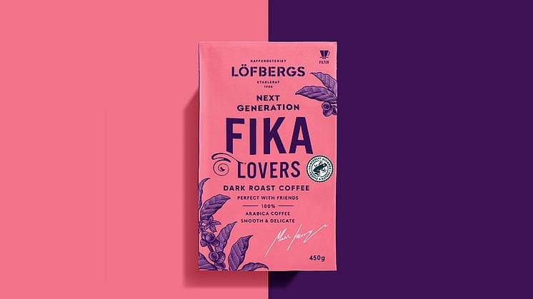 Ett välbalanserat och mörkrostat bryggkaffe med toner av mörk choklad. Nu finns Löfbergs nya FIKA i butik.