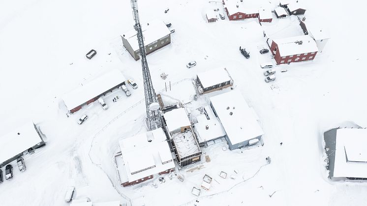 Nå kommer det solceller på taket av Telenors nye bygg, dette vil spare både miljøet og kostnader for Telenor Svalbard.
