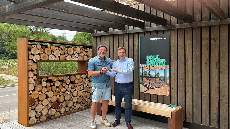 Hartmut Goldboom, Direktor Gesellschafterentwicklung der hagebau (rechts) gratuliert Heiko Waidelich (links) zum zehnjährigen hagebau-Jubiläum. Foto: hagebau (Abdruck honorarfrei)