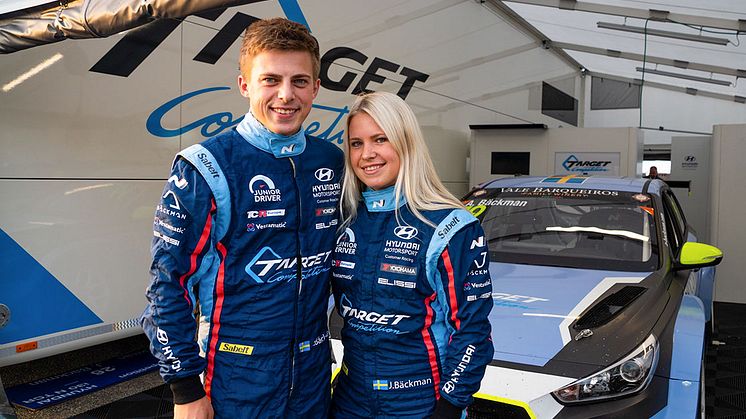 Andreas och Jessica Bäckman med 2019 års tävlingsbil, Hyundai i30 N TCR. 