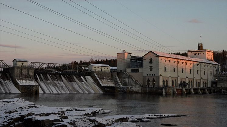 Rånåsfoss kraftverk var Akershus Energis første kraftverk, og har produsert strøm i 100 år. Dog med 6 nye maskiner fra 2016.