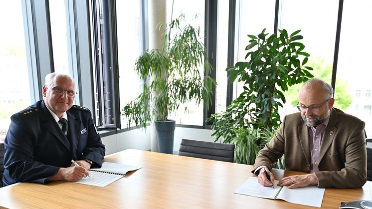 Daniel Kurth, Landrat des Landkreises Barnim, und Jens Starigk, Leiter der Polizeiinspektion Barnim, setzen beim Thema Kinderschutz auf eine enge und vertrauensvolle Zusammenarbeit. Foto: Robert Bachmann/Landkreis Barnim