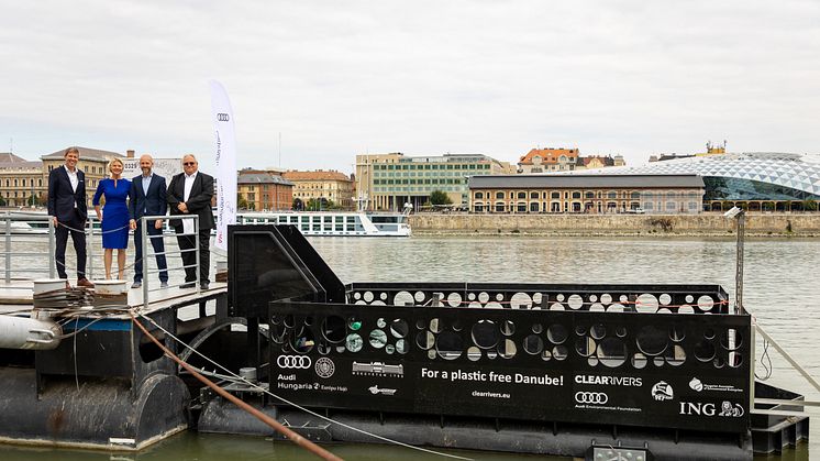 Flydende affaldsfælde på Donau-floden i Budapest