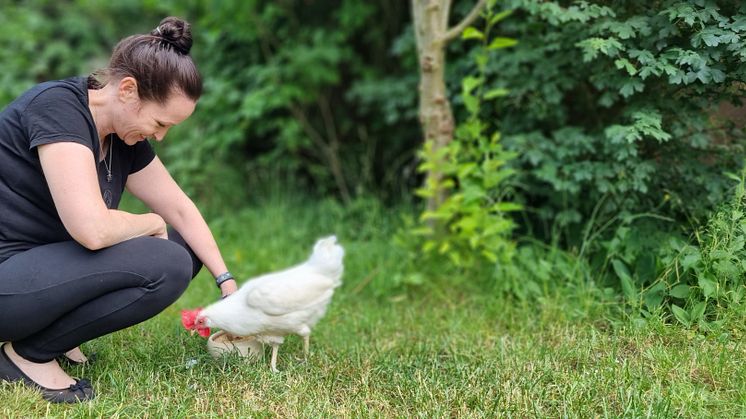 Anja Seidel und der Rettet das Huhn e.V. freuen sich über den den "Goldenen Fressnapf" und das Preisgeld in Höhe von 5.000 Euro