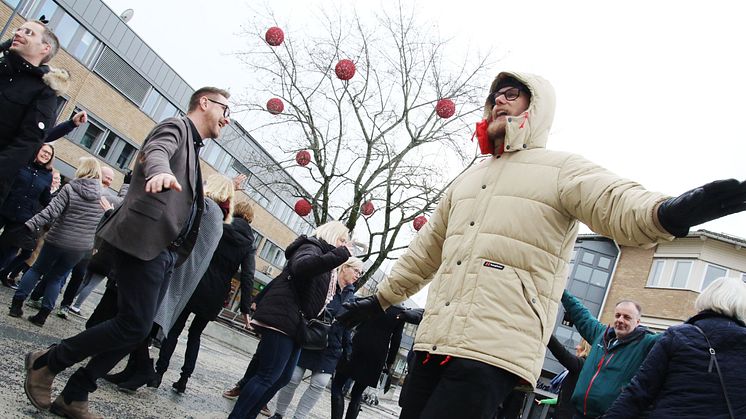 Peppare och anställda på Vallentuna kommun som värmer upp inför utmaningen i Upp och hoppa-kampanjen.