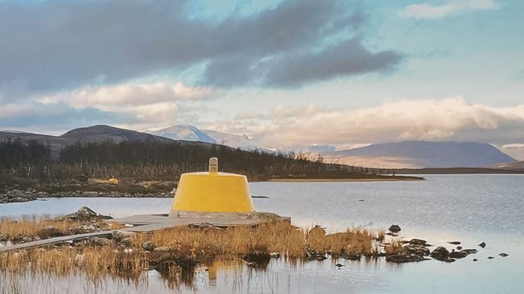 Vuosikirjan kannessa on kuvattuna Kilpisjärvellä sijaitseva Kolmen maan rajapyykki.