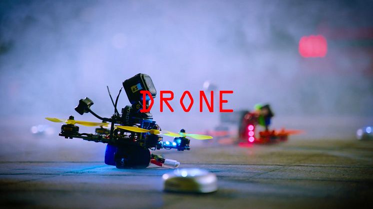 Nézze meg a világ legjobb drónpilótáinak mutatványát, amiben egy füstölgő Mustang, egy driftelő Focus RS és egy robot is szerepet kap