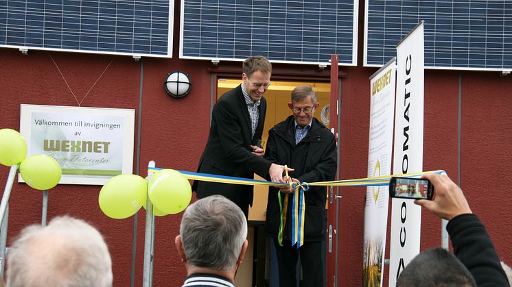 Carl-Olof Bengtsson, vice ordförande Växjö Energi AB och Per Bengtsson, affärsområdeschef Wexnet inviger Wexnet Green Data Center