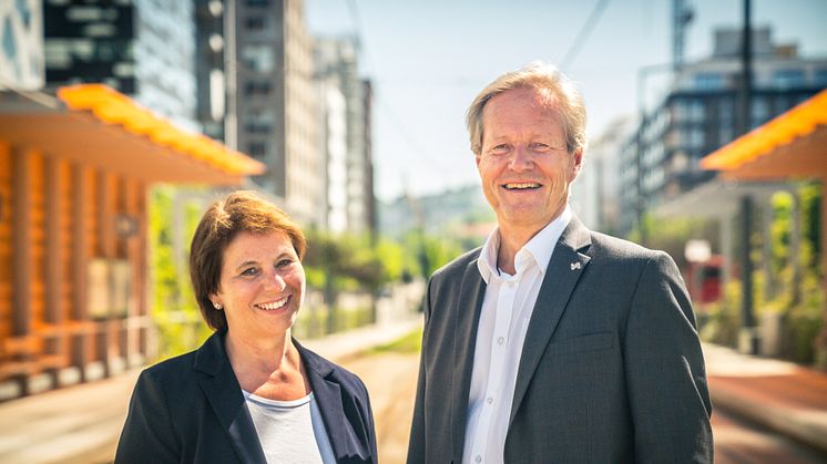 Sporveissjef Cato Hellesjø og Marianne Vik, leder for trikkeanskaffelsen og CFO i Sporveien