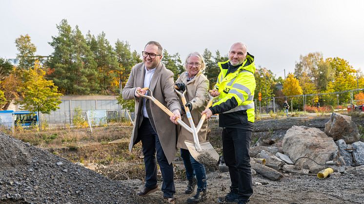 SKB har satt spaden i marken för 76 kooperativa hyresrätter i Gustavsberg. Från vänster Carl Kangas, kommunstyrelsens ordförande i Värmdö kommun, Charlotte Axelsson, ordförande SKB och Thomas Carlsson, vd 2A Entreprenad. Foto: baraBild