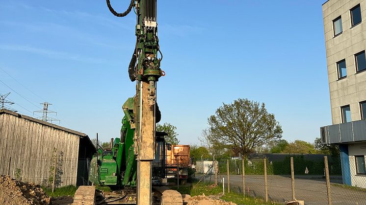 Die 9,5 Meter langen Stahlträger werden in den Boden eingebracht.