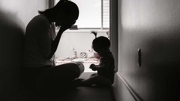 För en ensamstående överarbetad fyrabarnsmamma som söker stöd i hemmet finns idag bara boendestöd. Foto: kieferpix (AdobeStock.com)