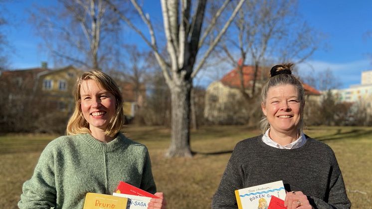 Malin Magnusson Barle, bibliotekskonsulent och Ulrika Nygren, vårdutvecklare på barnhälsovårdsenheten.