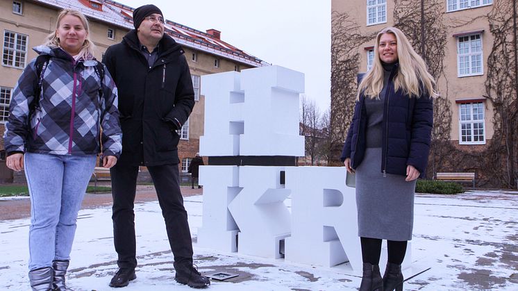 Tack vare nya forskargruppen har Lina Zadorozhnia (vänster) och Yuliya Markuts (höger) från Ukraina nu möjlighet att fortsätta sitt arbete i Sverige, i samarbete med professor Giuseppe Grossi vid Högskolan Kristianstad.