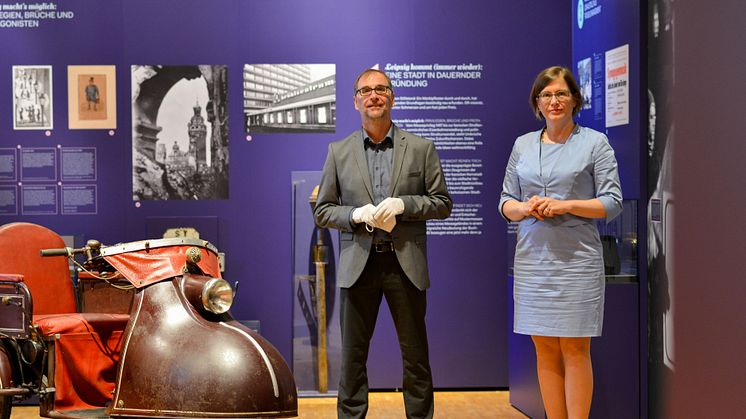 Dr. Anselm Hartinger und Dr. Skadi Jennicke eröffnen die Sonderausstellung "KENNZEICHEN L. Eine Stadt stellt sich aus" - Foto: Markus Scholz