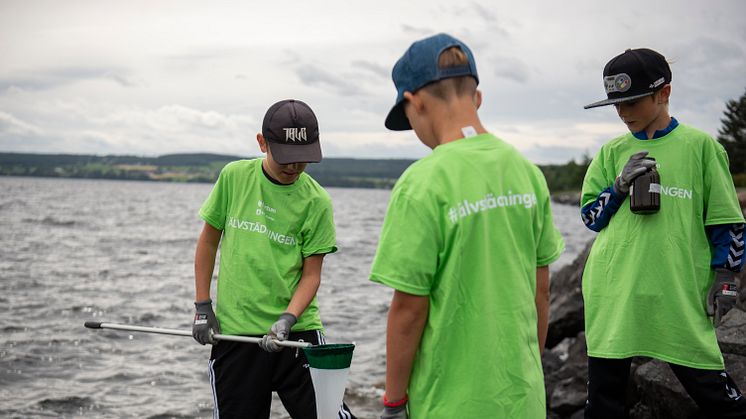 Ungdomar från Östersunds Badmintonklubb tar vattenprover för mikroplast i Indalsälven under Älvstädningen 2019.