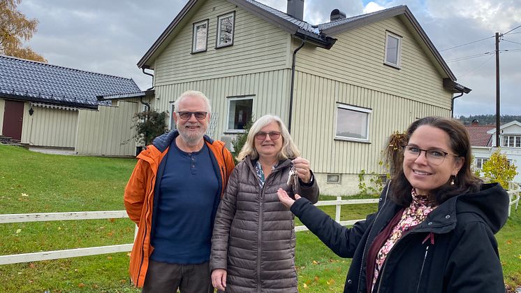 Ivar og Gro Becher ga husnøklene til administrasjonsleder Katarina Ballari i Eidos Eiendomsutvikling AS denne uken.