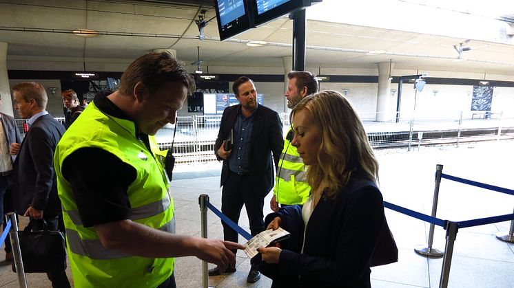 Trafikutskottets vice ordförande Jessica Rosencrantz (M) får sitt pass kontrollerat på Kastrup. I bakgrunden väntar regionrådet Carl Johan Sonesson (M).
