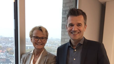 Anette Willumsen i Lindorff og Rune Garborg i DNB ruller snart ut Vipps for fakturabetaling og inkasso.