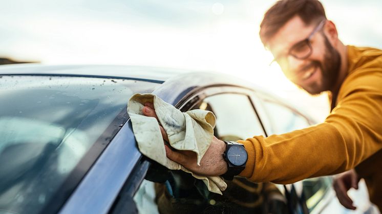 Bilejer pudser vinder på bilen