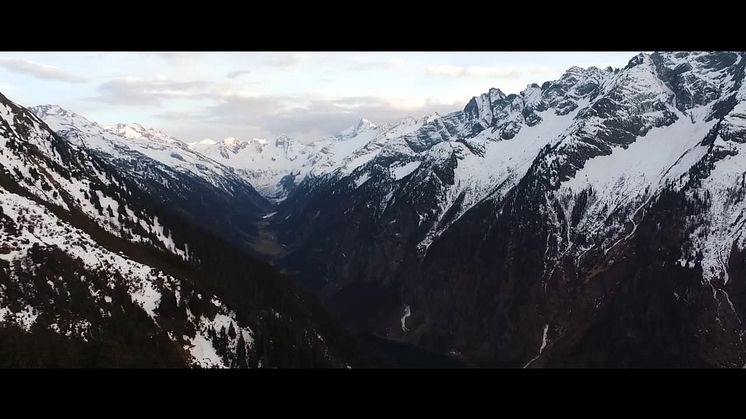 Stuntsnowboarders met lichtgevende partyspeakers van skipiste Mayrhofen 