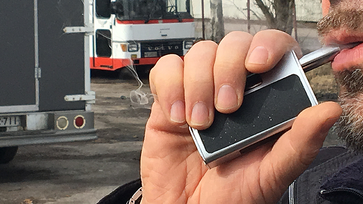 Sähkösavukkeiden käyttö on lisääntynyt rajusti ja niitä on yleisesti alettu käyttää yhtenä tupakanvierotuskeinona. Kuva Tiina Eloranta.