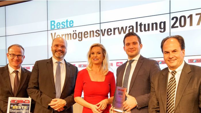 Nahmen den Preis in Berlin entgegen (v.l.n.r.): Clemens Berendt, Ralf Habeth, Sven Dix und René Hermanns von der apoBank mit n-tv Moderatorin Carola Ferstl