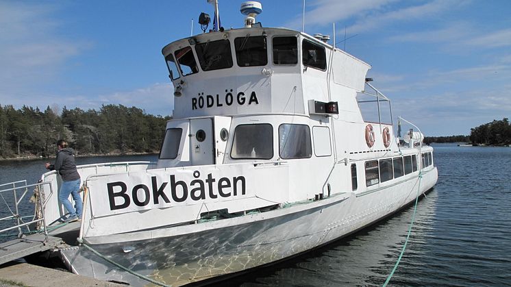 Bokbåten vid bryggan. Foto: Lars Hedelin