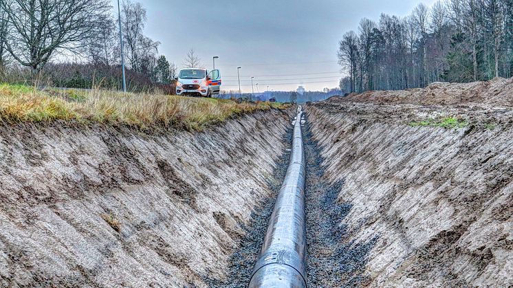 Den 12 km långa transiteringsledningen från Köping ska förse Kolsva med fjärrvärme. FVB har stått för projekteringen av ledningen samt tre pumpstationer. (Foto: VME).